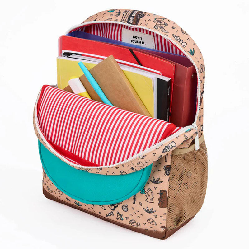 Geöffneter Rucksack, gefüllt mit Heften und Büchern, zeigt das rot-weiß gestreifte Innenfutter.