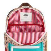 Innenansicht des Rucksacks mit rot-weiß gestreiftem Futter und einem Namensfeld mit der Aufschrift „Don’t touch it. It’s mine.“