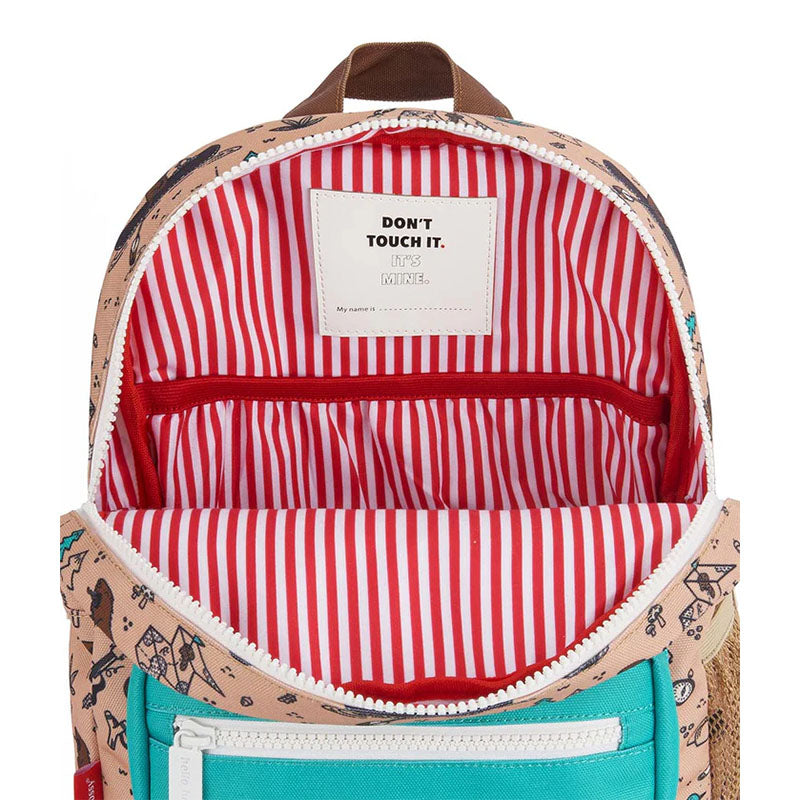 Innenansicht des Rucksacks mit rot-weiß gestreiftem Futter und einem Namensfeld mit der Aufschrift „Don’t touch it. It’s mine.“
