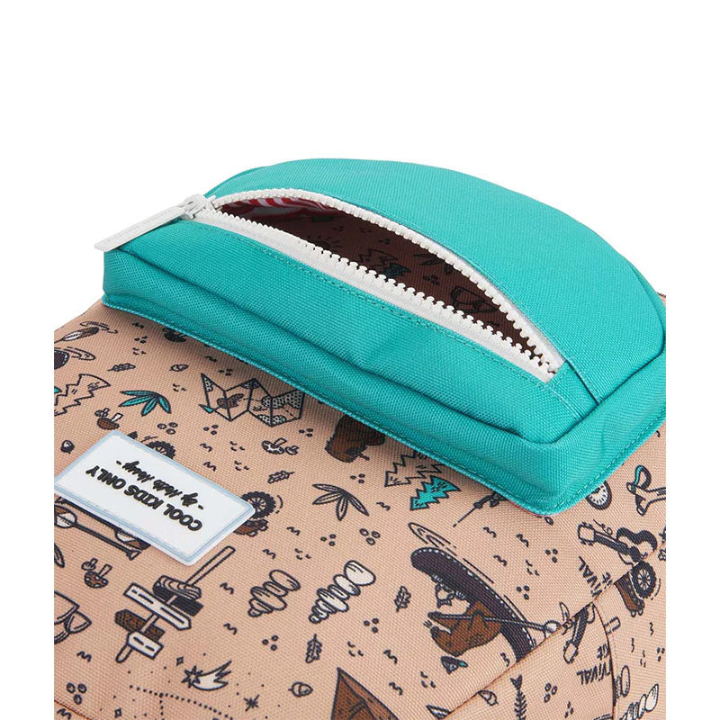 Detailaufnahme des grünen Frontfachs des Rucksacks mit geöffnetem Reißverschluss und Einblick ins Innenfutter.