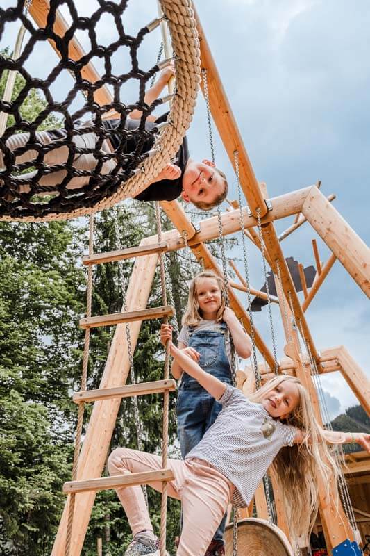 Kinder auf dem Motorikgerüst Waldpark Hochreiter