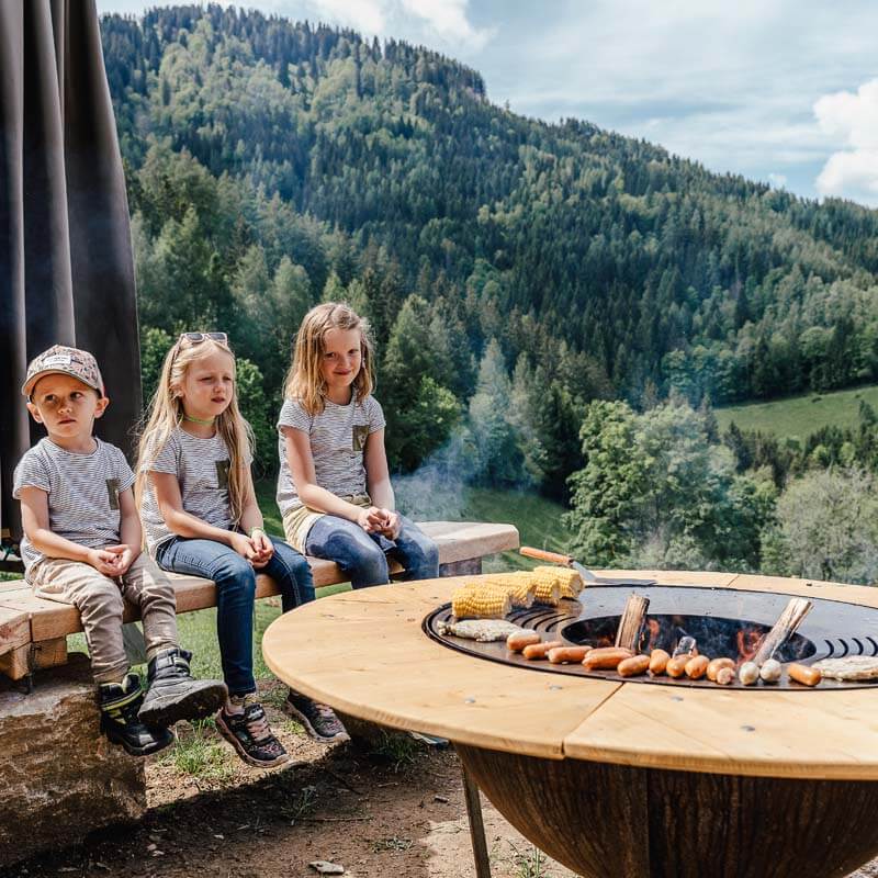 Kinder warten auf Essen - Waldpark Hochreiter