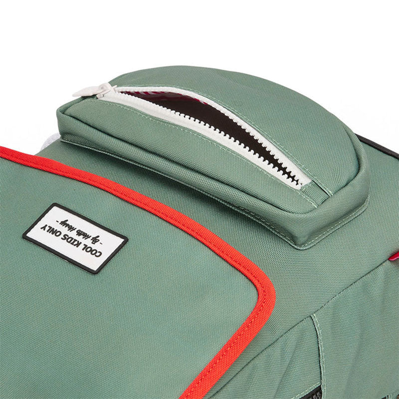 Detailaufnahme des oberen Reißverschlussfachs des grünen Rucksacks mit roter Kante.