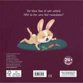 Illustration eines wütenden kleinen Hasen auf einer Matte mit Karotten, Text „Der kleine Hase ist sehr wütend. Hilfst du ihm, seine Wut rauszulassen?“, Altersangabe 24+ Monate.
