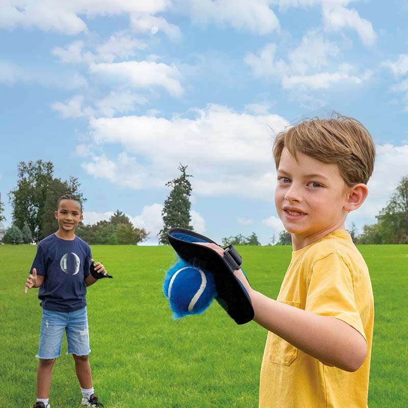 Zwei Kinder im Karten beim Klettball spielen