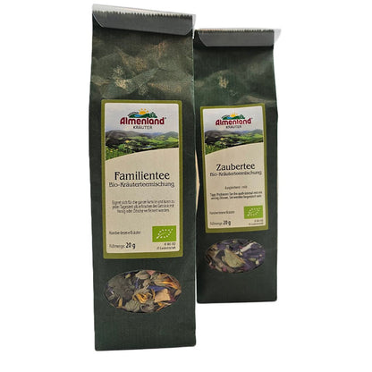 Familientee und Zaubertee Bio-Kräuterteemischungen von Almenland Kräuter nebeneinander stehend