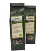 Familientee und Zaubertee Bio-Kräuterteemischungen von Almenland Kräuter nebeneinander stehend