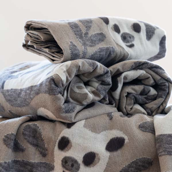 viele Schweinderl Kuscheldecken liegen wild übereinander