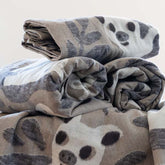 viele Schweinderl Kuscheldecken liegen wild übereinander