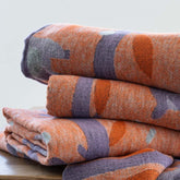 Waschbären Decken liegen gestapelt übereinander