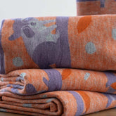 Waschbären Kuscheldecken liegen gestapelt übereinander