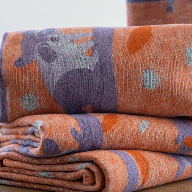 Waschbären Kuscheldecken liegen gestapelt übereinander