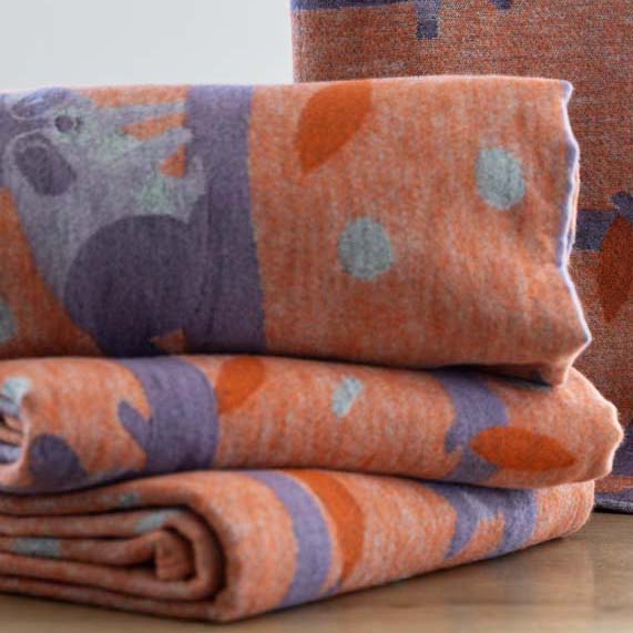 drei Waschbären Kuscheldecken liegen schön gestapeln aufeinander