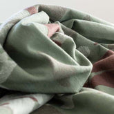 Detailansicht der Kuscheldecke mit Ziegenmotiv