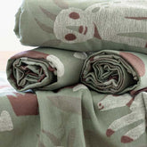 Viele aufgerollte Ziegen Kuscheldecken liegen aufeinander