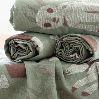 Viele aufgerollte Ziegen Kuscheldecken liegen aufeinander