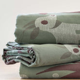 drei Ziegen Kuscheldecken liegen gestapelt aufeinander