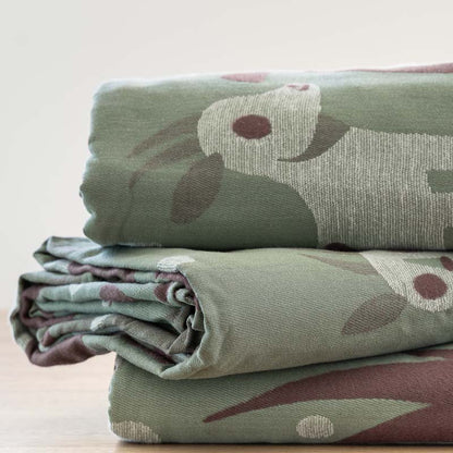 drei Ziegen Kuscheldecken liegen gestapelt aufeinander