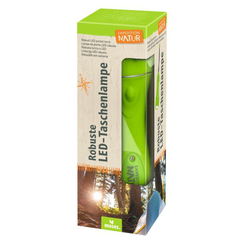Verpackung der robusten LED-Taschenlampe aus der Reihe Expedition Natur von moses, grüne Lampe sichtbar im Karton.