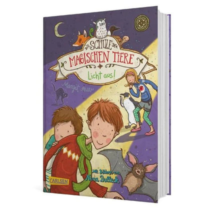 Buchcover: Titel „Die Schule der magischen Tiere – Licht aus!“ – zeigt Kinder mit ihren magischen Tieren in einer Nachtszene, beleuchtet von Taschenlampen; im Hintergrund Mond, Sterne und eine Eule.