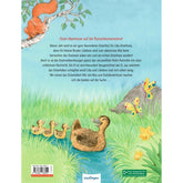 Buchrückseite: Eine Ente mit drei Küken schwimmt in einem Teich, ein Eichhörnchen sitzt im Baum, dazu der Klappentext zur Geschichte über Lilly Osterhase.