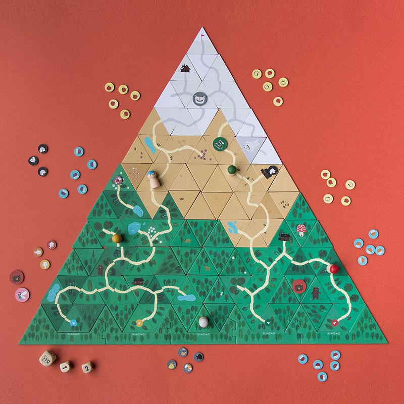 Climb the Mountain Spielbrett mit aufgebautem Berg und Pfaden