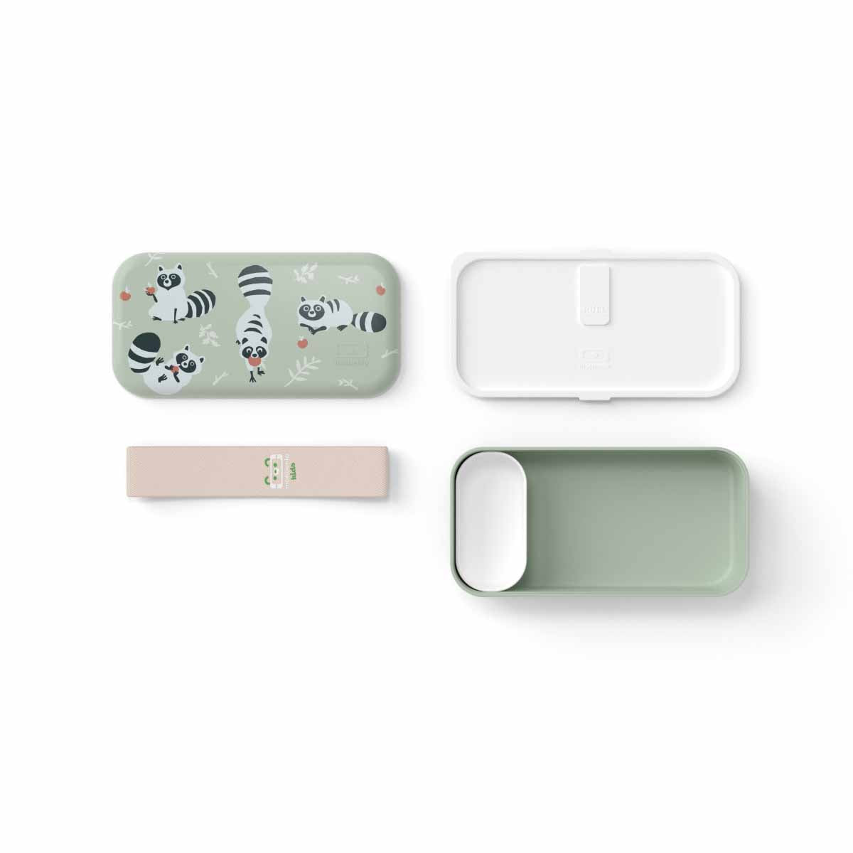 Einzelteile der MonBento Waschbär Lunchbox nebeneinander – längliche Hauptbox, weiße Innenschale, Zwischendeckel und Gummiband im Überblick.