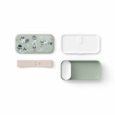 Einzelteile der MonBento Waschbär Lunchbox nebeneinander – längliche Hauptbox, weiße Innenschale, Zwischendeckel und Gummiband im Überblick.