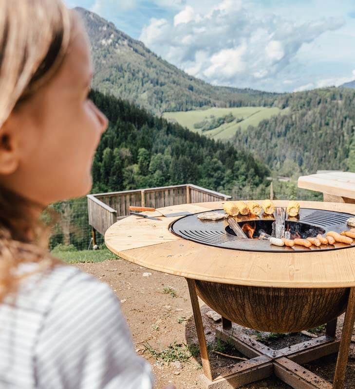 Mädchen Grillplatz Fernblick_Hochreiter