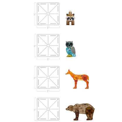 Größenvergleich der vier Tierfiguren – Waschbär, Eule, Reh und Bär – neben magnetischen Quadraten mit Maßangabe.