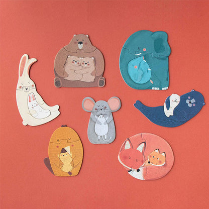 Sieben fertige Mini-Puzzles mit Tierfamilien: Bären, Elefanten, Füchse, Kaninchen, Hühner, Mäuse und Otter.