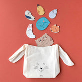 Stofftasche mit Hasengesicht, aus der bunte Tierpuzzle-Teile herausragen, darunter Fuchs, Bär und Elefant.