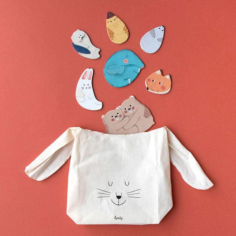 Stofftasche mit Hasengesicht, aus der bunte Tierpuzzle-Teile herausragen, darunter Fuchs, Bär und Elefant.