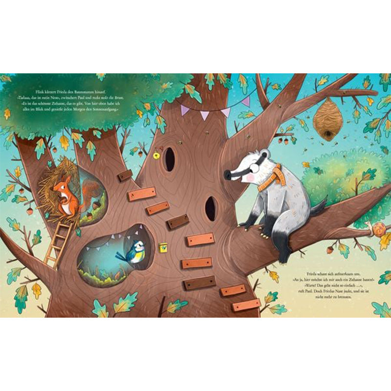 Doppelseite eines Kinderbuchs mit einem großen Baum, in dem Tiere wohnen: ein Dachs sitzt auf einem Ast, ein Eichhörnchen in seinem Nest und ein Vogel in einer Baumhöhle.

