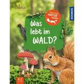Buchcover „Was lebt im Wald?“ mit Illustrationen von Eichhörnchen, Specht, Salamander, Eichenblatt und Fliegenpilzen.
