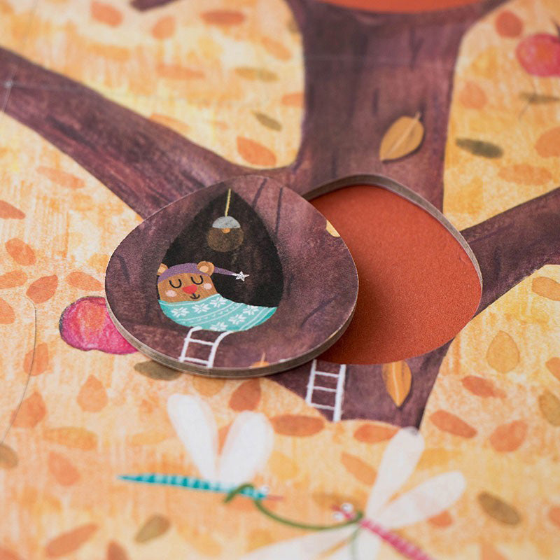 Nahaufnahme eines Puzzleteils: ein schlafender Bär in einer Baumhöhle mit Leiter.