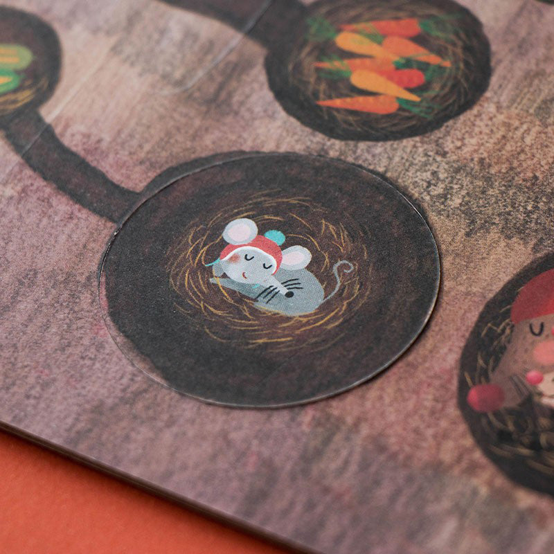 Nahaufnahme eines runden Puzzleteils im Puzzle: eine schlafende Maus mit roter Mütze im Nest.