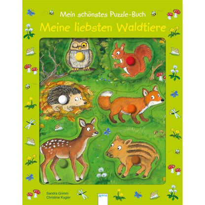 Buchcover von „Mein schönstes Puzzle-Buch – Meine liebsten Waldtiere“. Bunte Illustration mit Fuchs, Rehkitz, Wildschwein, Igel, Eichhörnchen und Eule. Die Holzpuzzleteile mit Griffen sind direkt im Buchdeckel integriert.