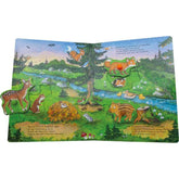 Innenseite des Buches. Die Waldtiere können als Puzzleteile eingesetzt oder herausgenommen werden. Im Hintergrund sieht man eine idyllische Waldlandschaft mit Fluss, Bäumen und anderen Tieren – ideal für kleine Entdecker.