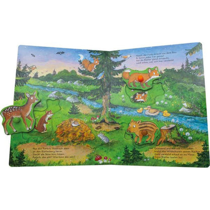 Innenseite des Buches. Die Waldtiere können als Puzzleteile eingesetzt oder herausgenommen werden. Im Hintergrund sieht man eine idyllische Waldlandschaft mit Fluss, Bäumen und anderen Tieren – ideal für kleine Entdecker.