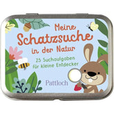 Metallbox mit der Aufschrift „Meine Schatzsuche in der Natur – 25 Suchaufgaben für kleine Entdecker“ von Pattloch, illustriert mit einem fröhlichen Hasen, Blumen, Blättern und einer Biene.