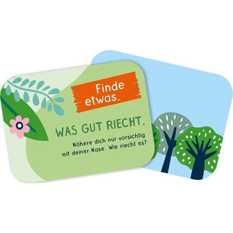 Zwei Spielkarten, eine mit der Aufgabe „Finde etwas, was gut riecht“ und eine Rückseite mit Bäumen als Motiv.