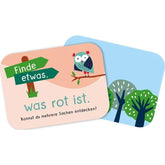 Spielkarten mit Illustrationen – Eine Karte zeigt eine Eule auf einem Ast mit der Aufgabe „Finde etwas, was rot ist“, die Rückseite ist mit stilisierten Bäumen bedruckt.