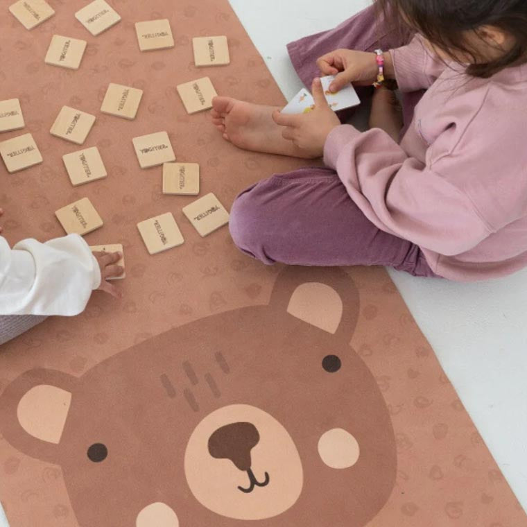 Kinder spielen das Yoga Memo auf der Yogamatte