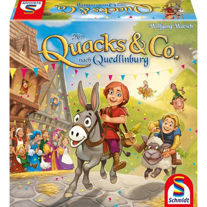 Verpackung des Kinderspiels „Mit Quacks &amp; Co. nach Quedlinburg“ von Schmidt Spiele. Fröhliche Kinder reiten auf einem Esel und einem Schaf durch ein buntes mittelalterliches Dorf, während Menschen am Straßenrand jubeln.