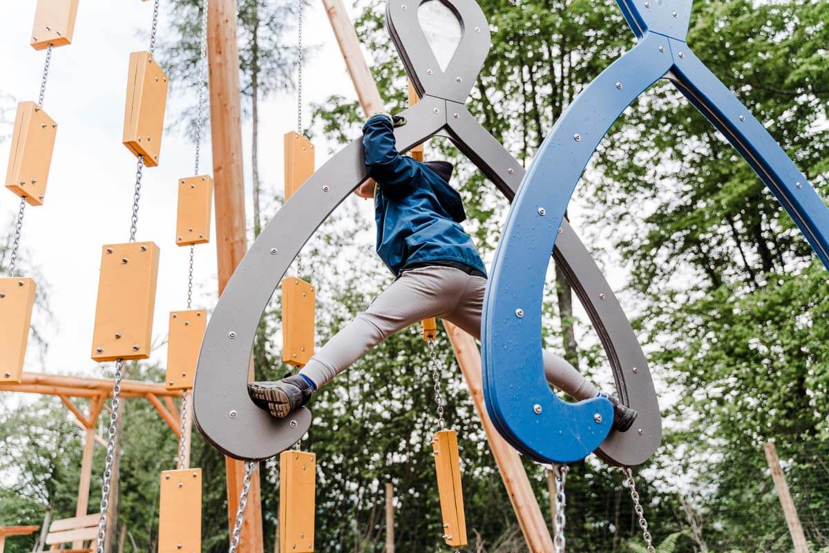 Motorikspielplatz_Junge der turnt