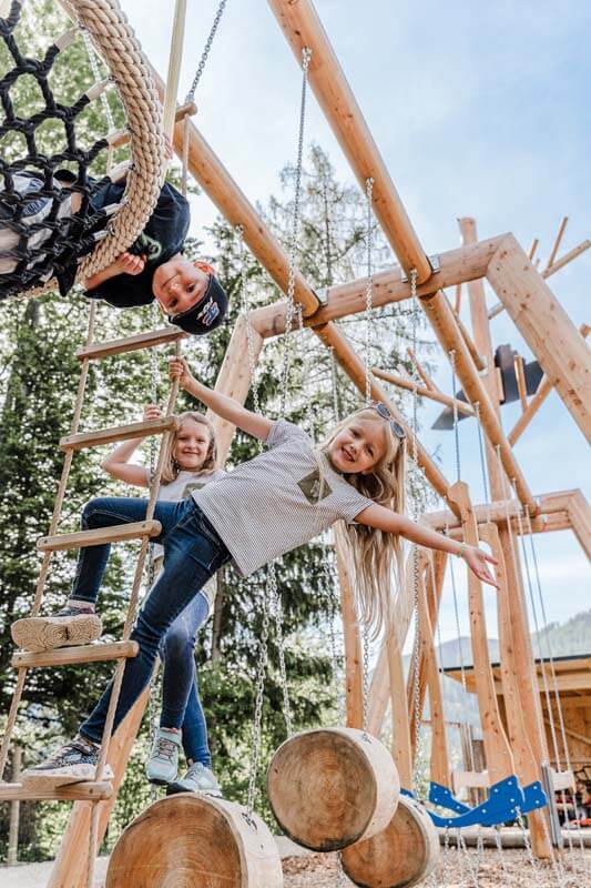 Motorikspielplatz Kinder turnen_Waldpark Hochreiter