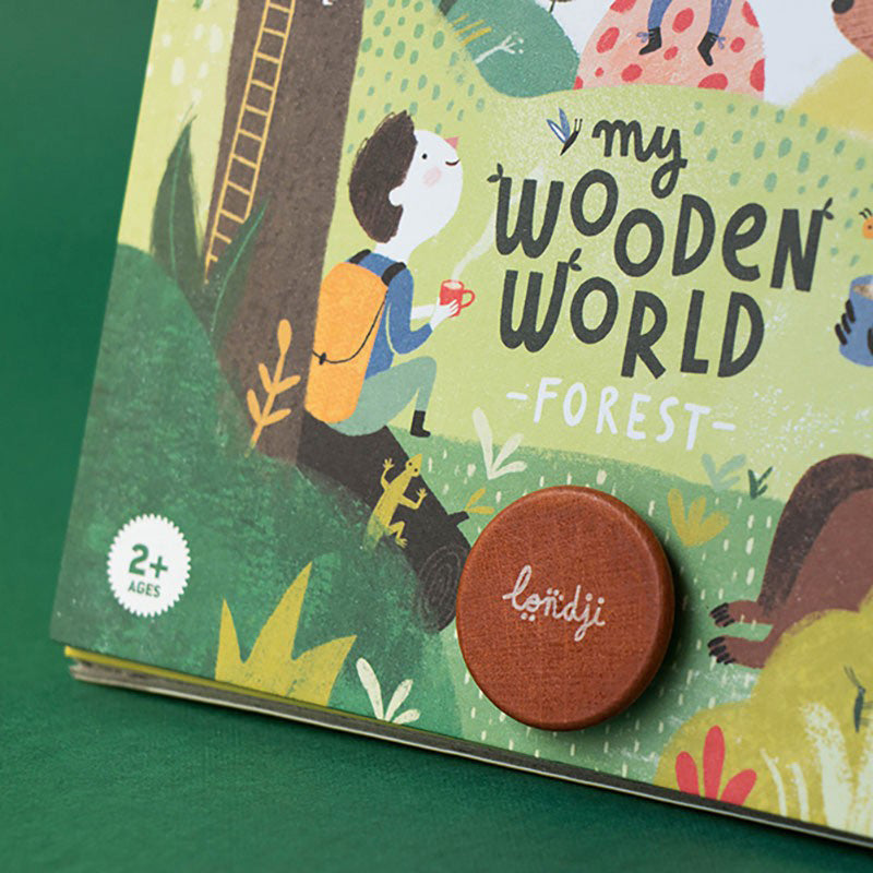 Verpackungsvorderseite mit Illustrationen von Kindern, Tieren und Bäumen im Wald.