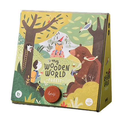 Verpackung des Holzspielzeugs „My Wooden World – Forest“ von Londji, illustriert mit Waldtieren, Bäumen und Kindern, Vorderseite mit großem Bären und einem Zwerg.