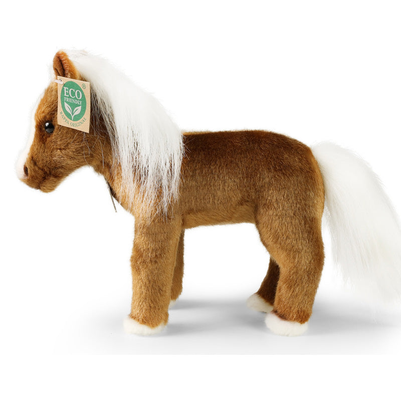 Braunes Plüschpferd mit weißer Mähne und weißem Schweif, seitlich stehend. Am Ohr hängt ein grünes &quot;Eco Friendly&quot;-Etikett. Das Stofftier steht auf vier Beinen und ist schlicht gestaltet.